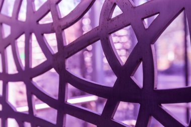 Bokeh 'in arka planında kalp şeklinde metal ızgara var.