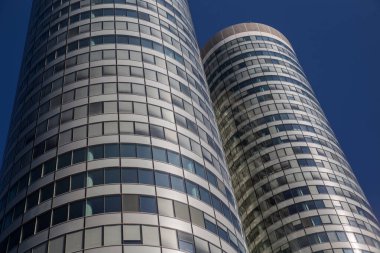 Şehrin modern binası.