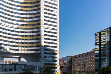 Rotterdam şehrindeki modern ofis binaları.