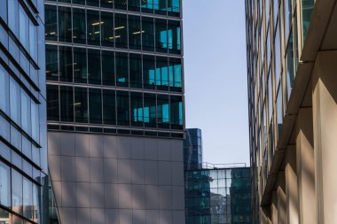 Şehrin modern binası