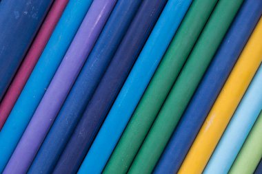 Beyaz arkaplanda renkli kalemler