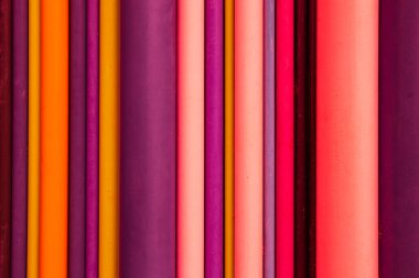 Renkli arkaplan ve farklı renkli kağıt