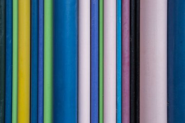 Masada renkli kalemler var.