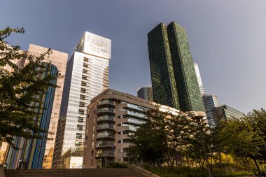 Şehirdeki modern binalar