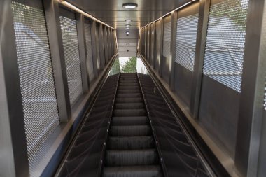 Modern bir binanın içinde.