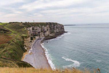 Uçurumun tepesinden deniz manzarası ve uçurumlar. Deniz kıyısında. Kuzeydeki Karadeniz kıyısında..
