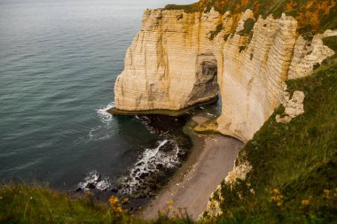 Tretat, Normandiya, Fransa 'nın ünlü uçurumlarının güzel manzarası.