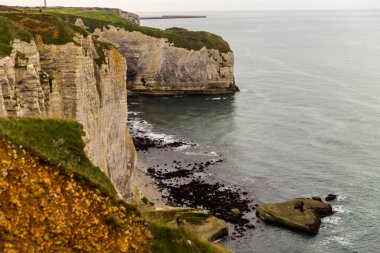 Normandiya kıyılarındaki tretat kayalıklarının manzarası, Fransa.