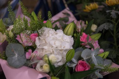 Bir kutuda güzel bir buket gül ve kasımpatı..