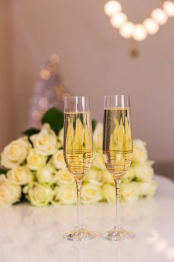 Şampanya kadehleri ve güller