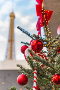 Kırmızı, beyaz ve altın rengi Noel ağacı.