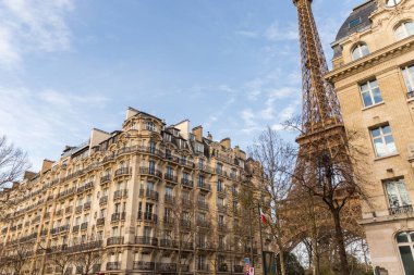 Paris 'te Eyfel Kulesi olan bir Fransız binası.