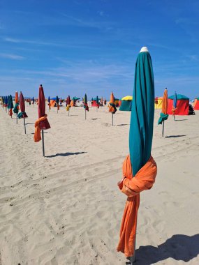 İsrail 'in kuzeyindeki Akdeniz kıyısındaki plaj şemsiyeleri.