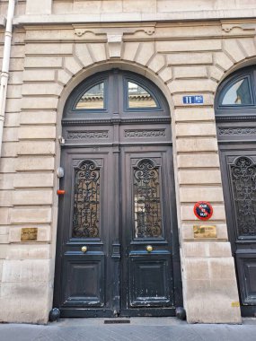 Eski bir binanın cephesi, Paris, Fransa -