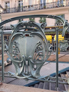 Paris - 29 Nisan 2017: Meşhur Paris opera binası, sokaktaki metinler için bir yer.