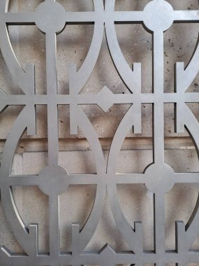 Pencereli eski metal kapı