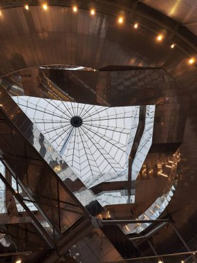 Modern binanın içi.