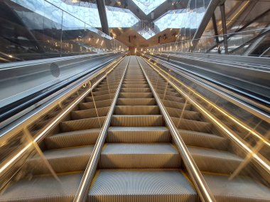 Havaalanında yürüyen merdiven.