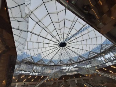 Modern bir binanın içinde.