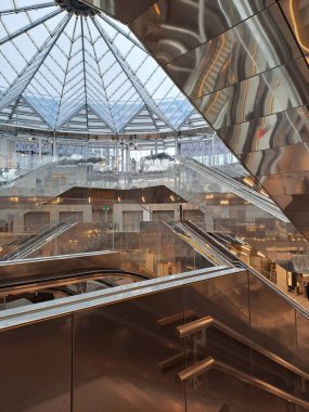 Havaalanının modern iç mimarisi