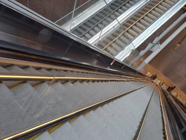 Merdivenlerde bir sürü insan var.