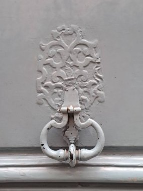 Metal kapılı paslı bir kapı.