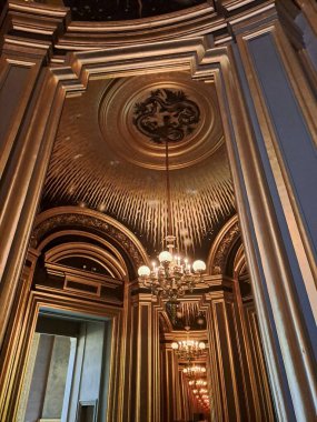 Modern bir binanın içinde.