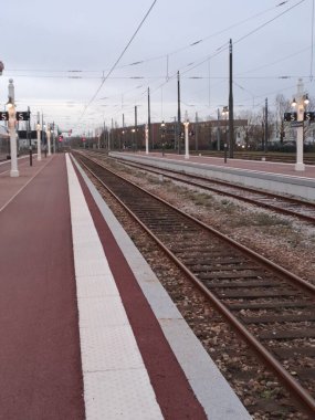 Şehirdeki boş tren istasyonu