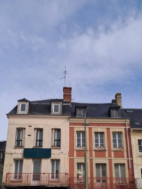 Modern bir binanın ön cephesi.