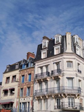 Binaların arka planındaki eski ev.