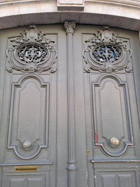 Pencereli eski ahşap kapı