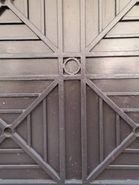 Pencereli eski ahşap kapı