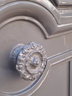 Beyaz saplı aslan başı şeklinde klasik metal kapı tokmağı. Geleneksel İtalyan tarzı konsepti.