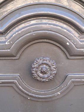 Eski bir kilisenin eski kapısı.