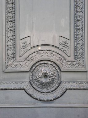 Beyaz bir kapıyı kapat.