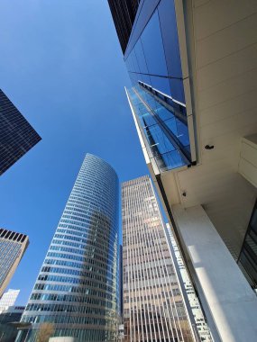 Şehrin modern binası