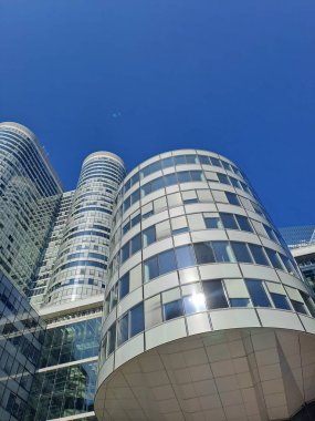 Şehrin modern binası