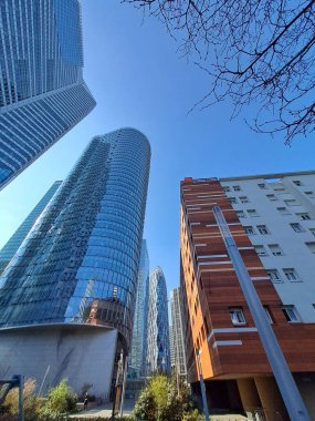 Şehrin modern binası