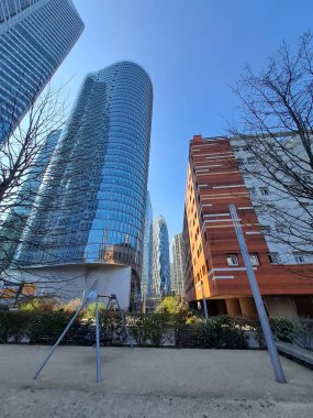 Şehrin modern binası