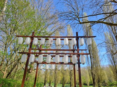 Parkta mesaj ya da reklam için boş tahta tabela