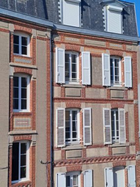 Şehirdeki bir evin ön cephesi.