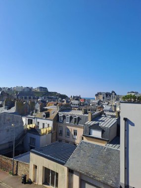 Lisbon şehrindeki eski evlerin güzel manzarası.