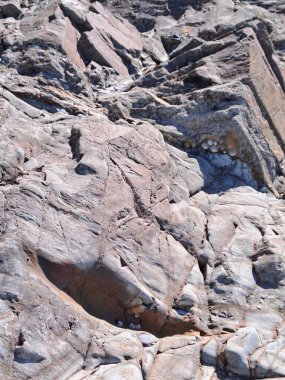 İsrail 'in kuzeyindeki Akdeniz adasının sahillerinde kayalar ve taşlar var.