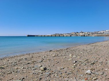 Deniz ve mavi gökyüzü olan kumsal