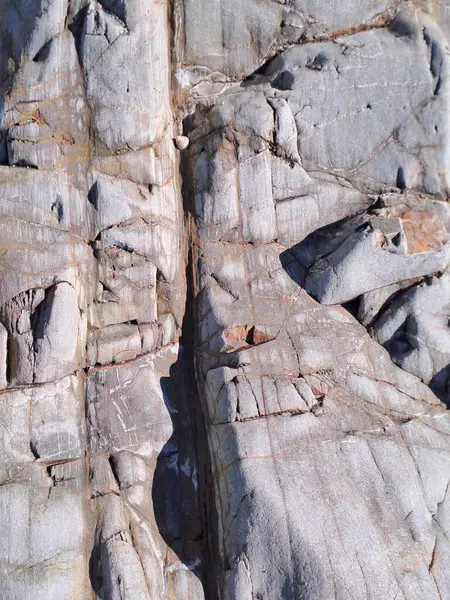 Çatlakları ve çizikleri olan taş bir duvarın dokusu arka plan olarak kullanılabilir.