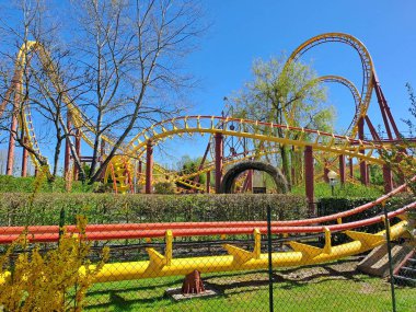 Güneşli bir günde sonbaharda lunaparkta hız treni.