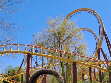 Mavi gökyüzü olan sarı ve kırmızı bir hız treninin yüksek açılı görüntüsü.