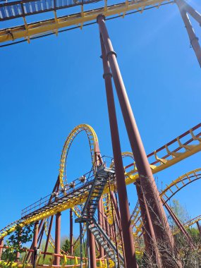 Güneşli bir günde, arka planda mavi gökyüzü olan bir lunaparktaki boş bir bardak altlığının güzel manzarası.
