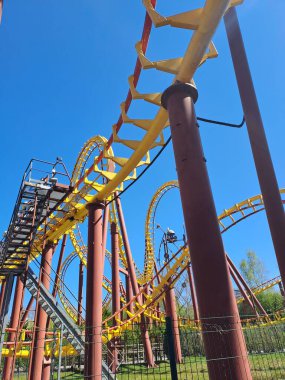 Lunapark, atlıkarınca ve eğlence.