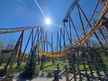 Arka planda güzel beyaz ve siyah bir arabanın dikey çekimi.